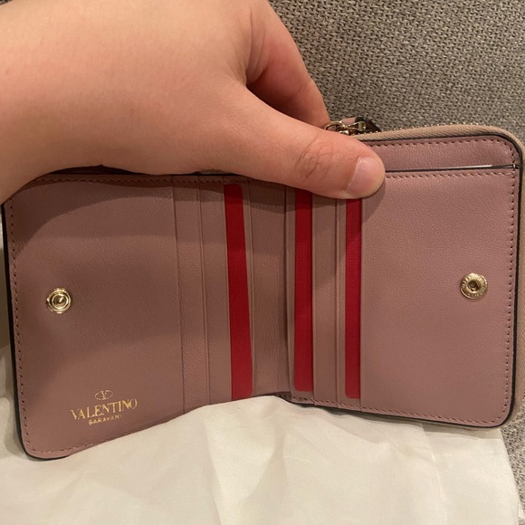 New Valentino Garavani Pink Mauve Wallet with Gold Studs - Picture 4 of 12